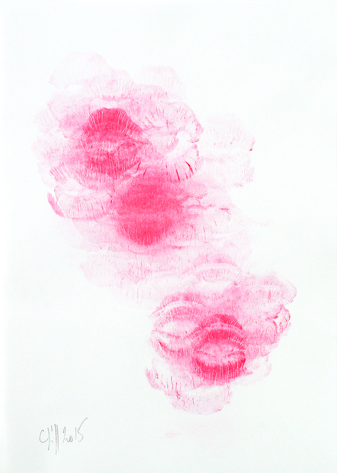 empreintes de baisers rose sur papiers