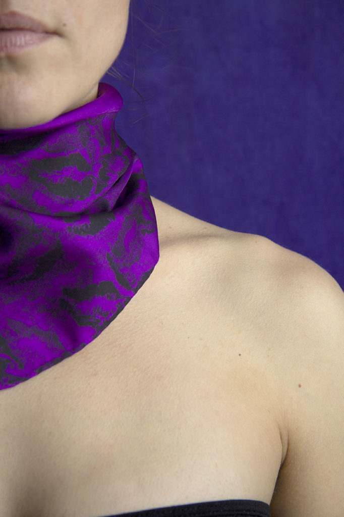 femme portant un foulard violet en soie