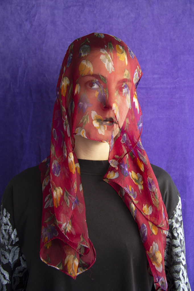 femme sous un foulard transparent