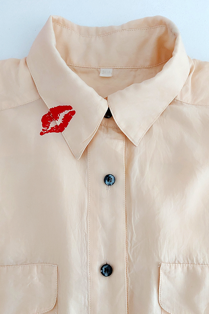 chemise blanche en soie avec un baiser rouge
