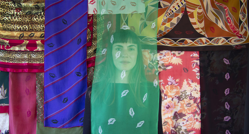 Autoportrait d'une femme artiste charlotte L'Harmeroult avec des foulards autour d'elle