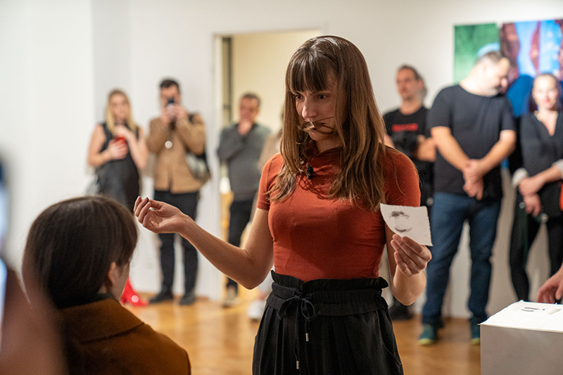 Charlotte L'Harmeroult en performance à la Galerie Ex Post