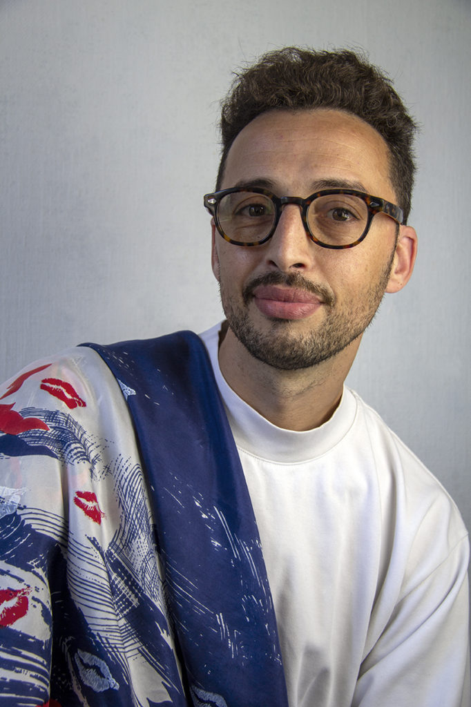 homme portant un foulard